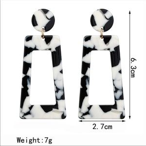 Brand new beautiful black and white earrings☺️